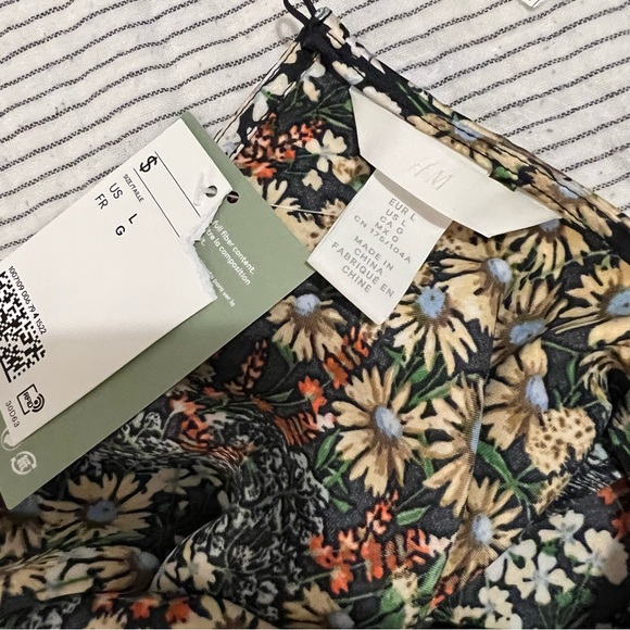 Gorgeous NWT H&M Satin Floral Blouse large - Picture 4 of 4